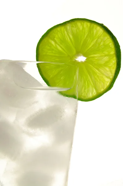 Wysoki szklankę wody z lodem z plasterkiem limonki — Zdjęcie stockowe