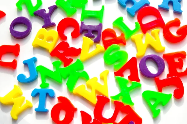Детские красочные пластмассовые буквы — стоковое фото