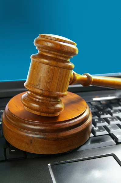 Rechters Hof hamer op een laptop pc toetsenbord — Stockfoto