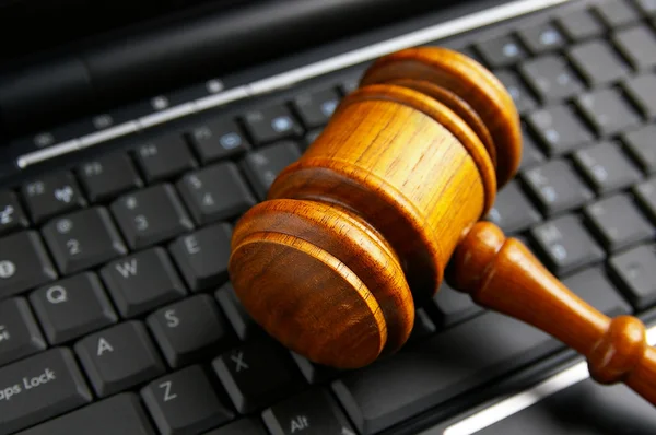 Hamer close-up op een laptop — Stockfoto