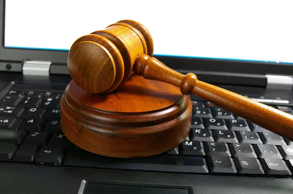 Juízes martelo tribunal em um teclado PC laptop — Fotografia de Stock