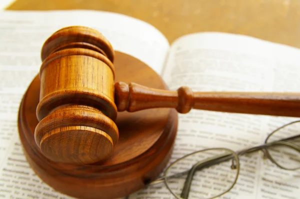 Gavel on a law book — Stock Photo, Image