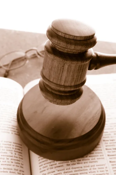 Δικαστήριο σφυρί πάνω σε ένα βιβλίο του νόμου — Φωτογραφία Αρχείου