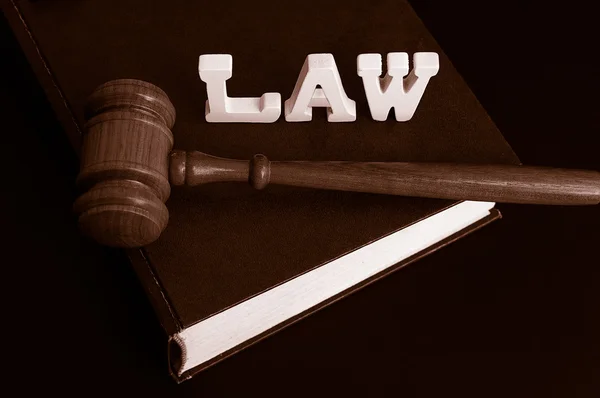Βιβλίο νόμου, σφυρί και γράμματα ορθογραφία δίκαιο — Φωτογραφία Αρχείου