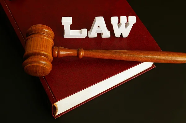 Gesetzbuch, Hammer und Buchstaben Rechtschreibung Recht — Stockfoto