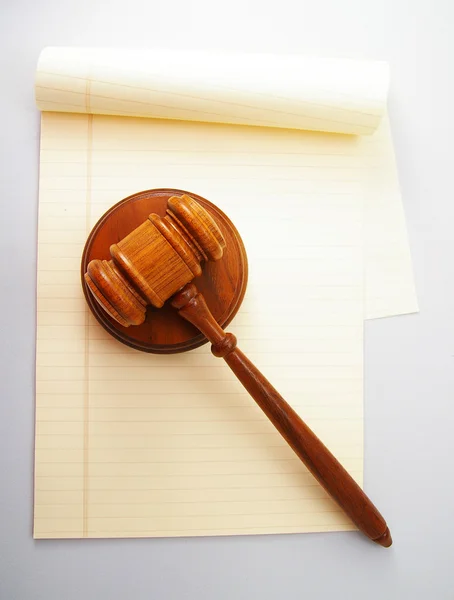 Legal pad and gavel — Stock Photo, Image