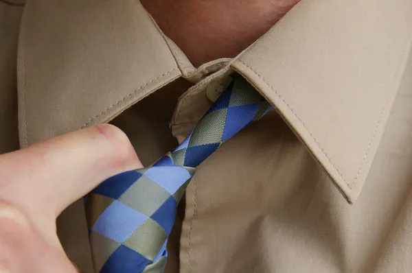 Mann löst Krawatte — Stockfoto