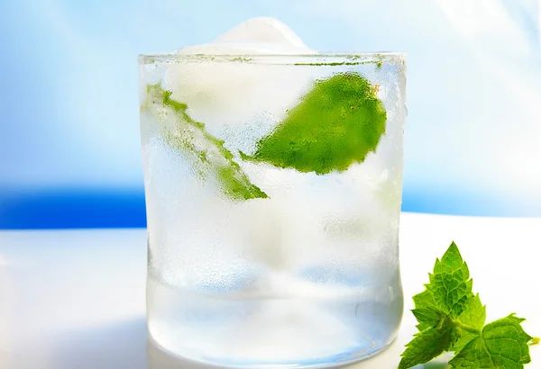 Cocktail mojito con menta fresca, su blu — Foto Stock