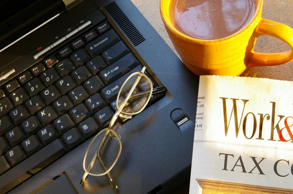 Csésze reggeli kávé, újság és laptop — Stock Fotó