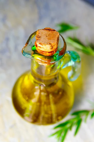 Olio d'oliva e rosmarino fresco, dall'alto — Foto Stock