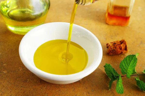 Versare olio d'oliva — Foto Stock