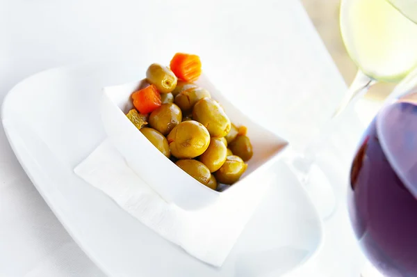Spanische Oliven und Wein — Stockfoto