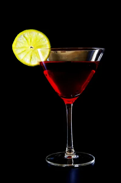 Gelas martini dengan irisan kapur di latar belakang gelap — Stok Foto