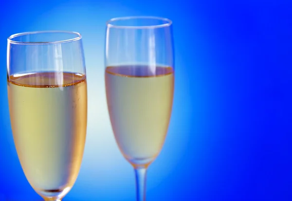 Bicchiere Champagne su sfondo blu e bianco — Foto Stock