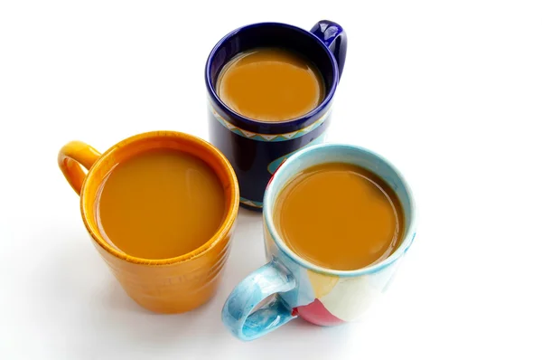Тройка чашек кофе расположены на белом — стоковое фото