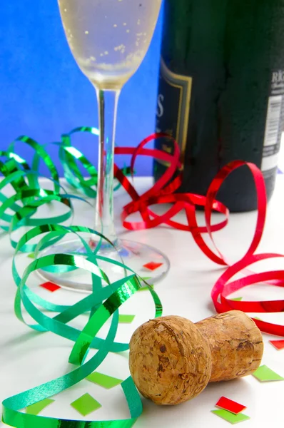 Champagne cork en kleurrijke partij linten — Stockfoto
