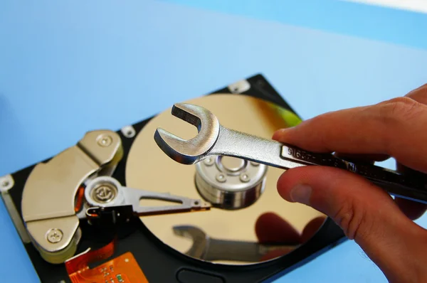 Tecnico del PC che ripara un disco rigido del computer — Foto Stock