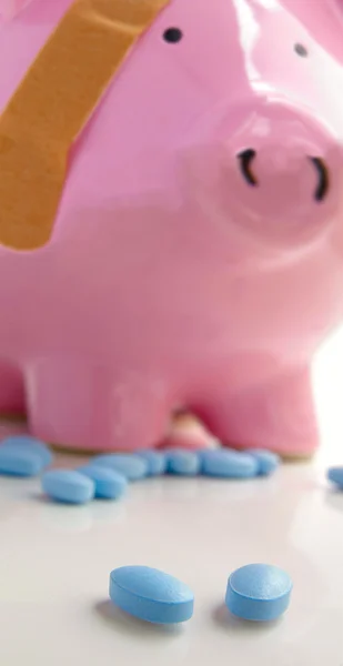 Piggy bank met een pleister — Stockfoto