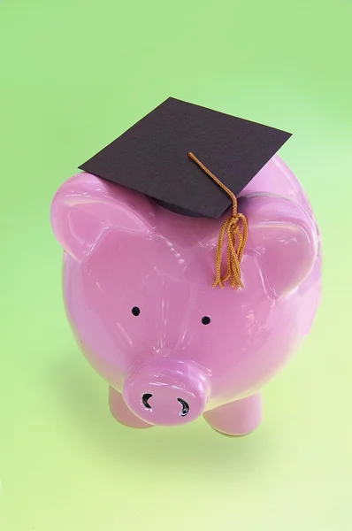 Piggy Bank con casquillo de graduación — Foto de Stock