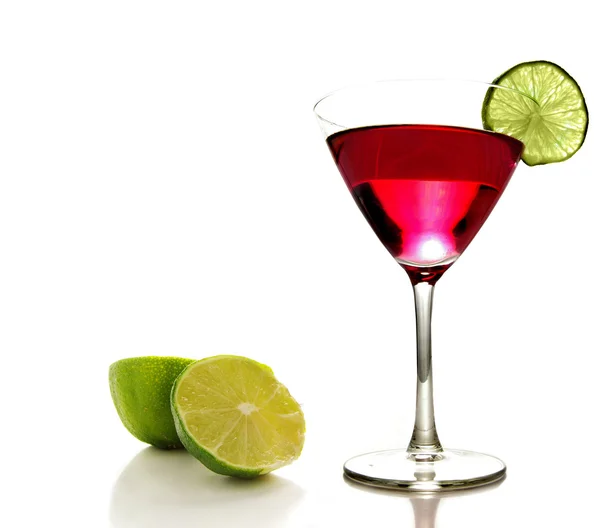 Martini kadehi ile beyaz zemin üzerine kireç dilim — Stok fotoğraf