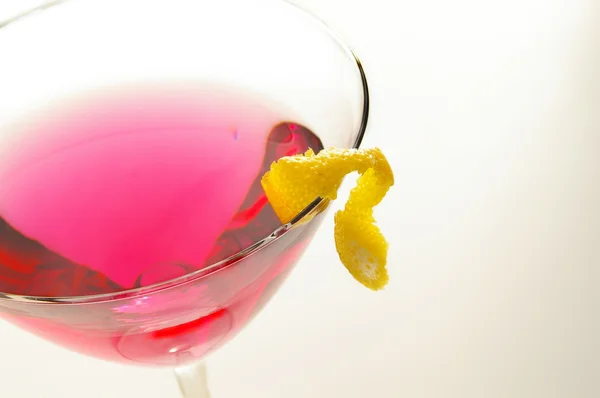 Martiniglas med en skiva lime på vit bakgrund — Stockfoto