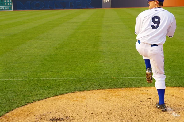 Baseball pitcher throwing on the mound — Stock Photo, Image