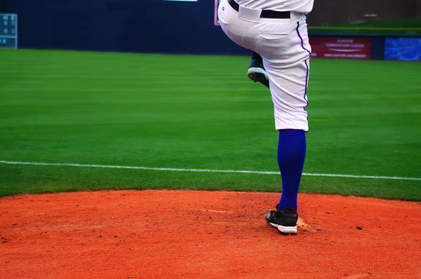 Baseball pitcher throwing on the mound — Stock Photo, Image