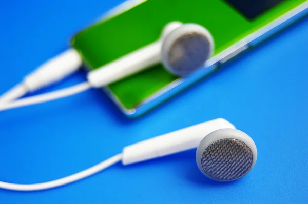 Closeup kulak telefonları ve mp3 müzik çalar — Stok fotoğraf