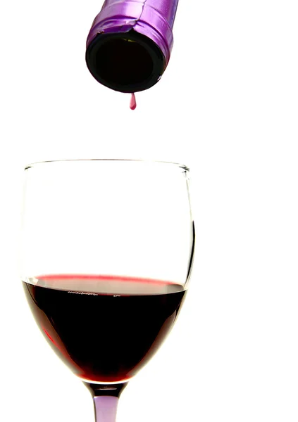 Κόκκινο κρασί ρίχνει σε ένα ποτήρι κρασί — Φωτογραφία Αρχείου