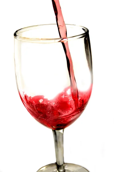 Червоне вино вливається в келих для вина — стокове фото