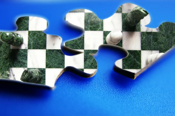 Close-up de duas peças de quebra-cabeça com imagem de xadrez — Fotografia de Stock