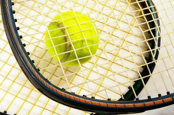 Cordas de raquete de tênis e bola de tênis, close-up — Fotografia de Stock