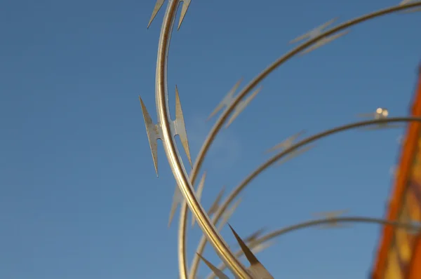 Razor wire closeup on blue sky — Stock Photo, Image