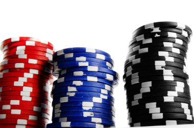 beyaz zemin üzerine yığılmış poker fişleri