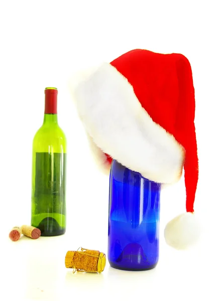 Şarap şişeleri ve santa şapka - tatil partisi konsepti — Stok fotoğraf