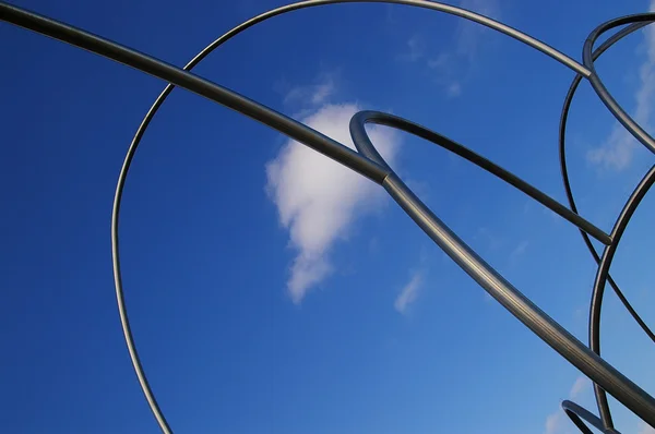 Metall konst skulptur mot blå himmel i barcelona Spanien — Stockfoto