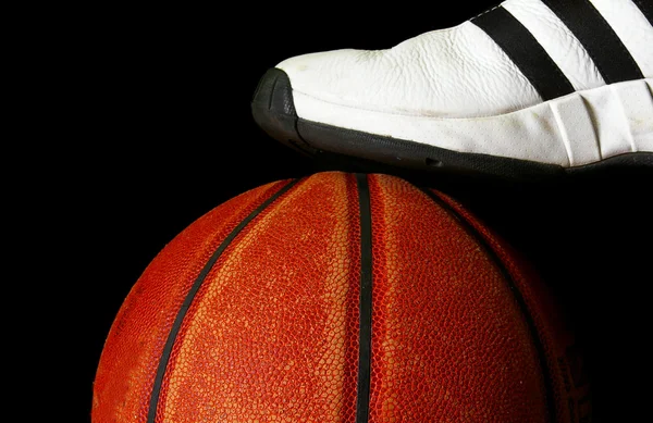 Баскетбольне взуття та м'яч — стокове фото