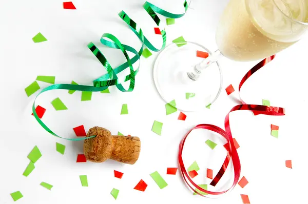 Şampanya mantar ve parti renkli kurdeleler — Stok fotoğraf