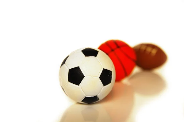 Primo piano di un pallone da calcio, calcio e pallacanestro su bianco — Foto Stock