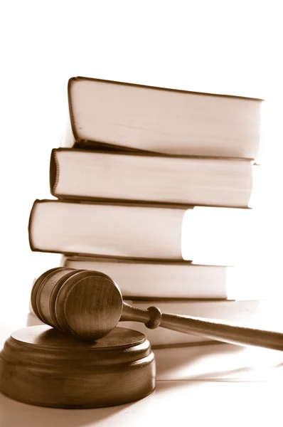 Kladívko a skládaných právnických knih — Stock fotografie