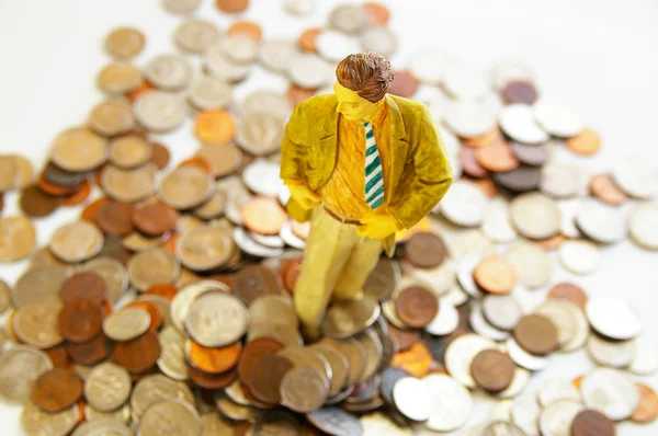Деловой человек, стоящий в куче денег — стоковое фото