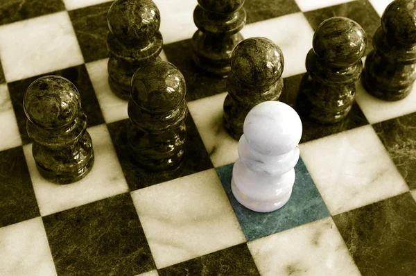 Un peón de ajedrez se destaca del resto —  Fotos de Stock