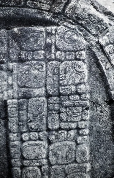 Майя ієрогліфи висічені на камені — стокове фото