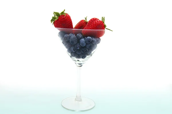 新鮮なイチゴとブルーベリーのマティーニ グラス — ストック写真