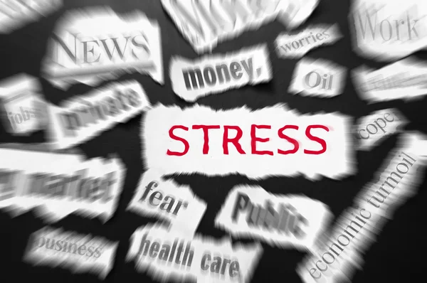 Zeitungsschlagzeilen mit schlechten Nachrichten, Stress in Rot — Stockfoto