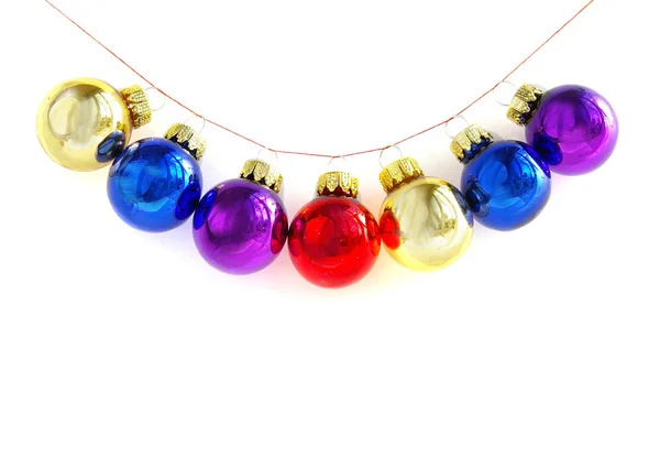 Kerst ornamenten opgesteld op een string — Stockfoto