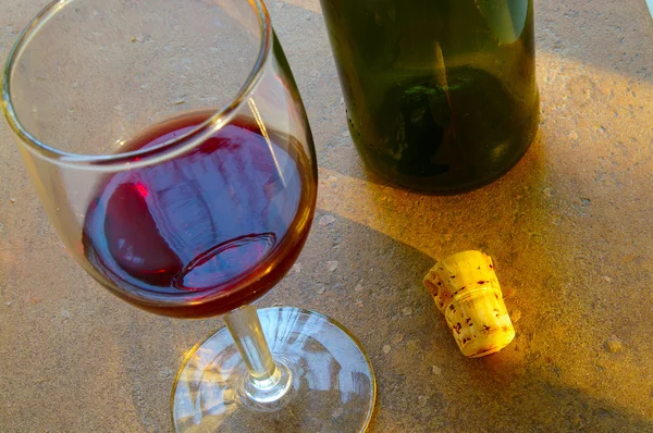 Kieliszek do wina i korek na powierzchni płytek teksturowane — Zdjęcie stockowe