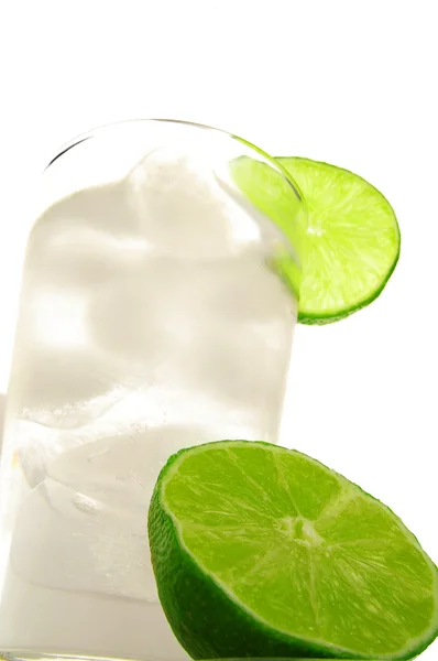 Uzun bardak buzlu su taze limon dilimi ile — Stok fotoğraf