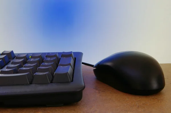 Keyboard komputer dan tetikus pada latar belakang biru — Stok Foto