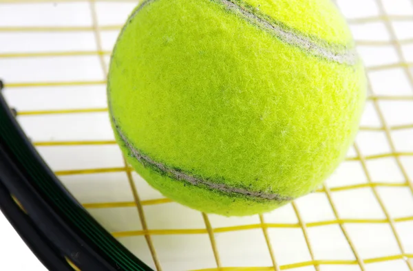 Fechar de uma bola de tênis e raquete — Fotografia de Stock